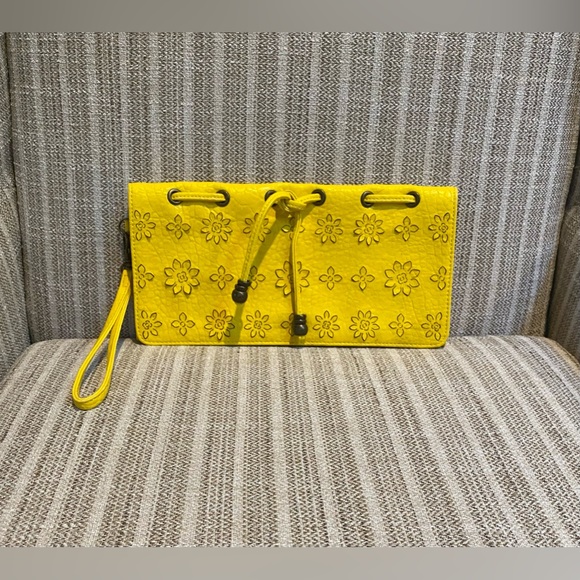 🌼🌞Jessica Simpson Yellow Flower Clutch/Wristlet - Picture 2 of 4